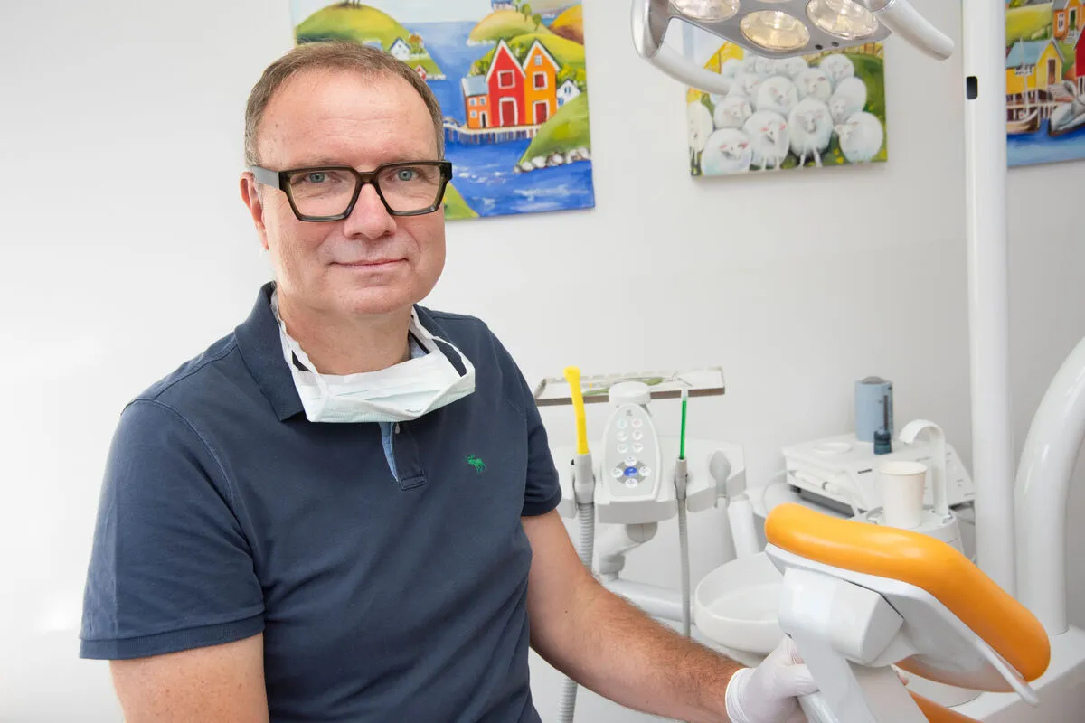 Carsten Glaß bei der Behandlung